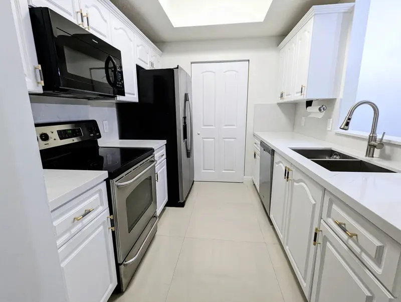 And this is how the kitchen transforms after painting the cabinets and updating the countertop-in this case, with a sleek quartz surface-giving a modern, durable, and high-end finish